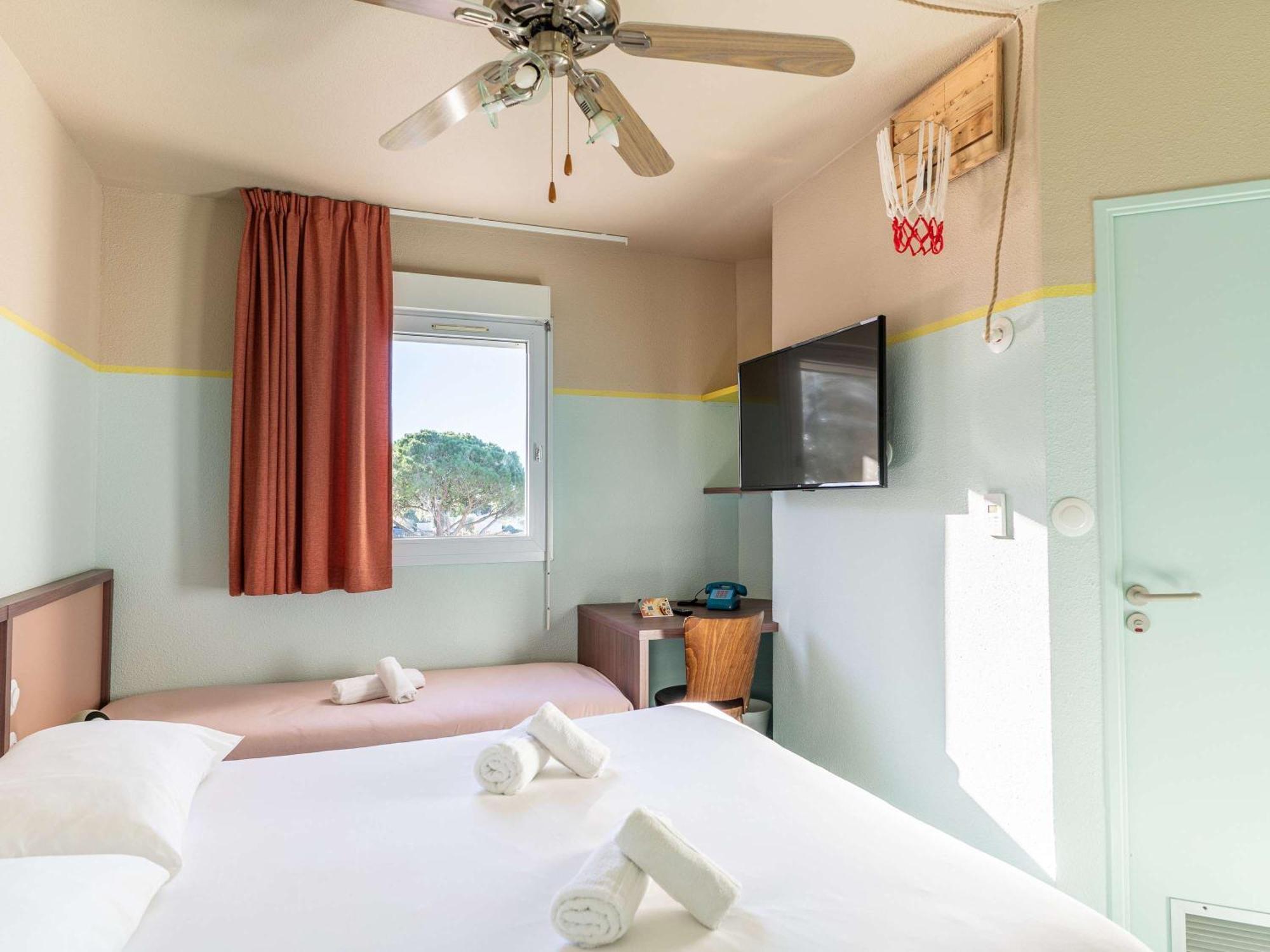 Greet Hotel Pont Du Gard - Route D'Avignon Estézargues Екстериор снимка